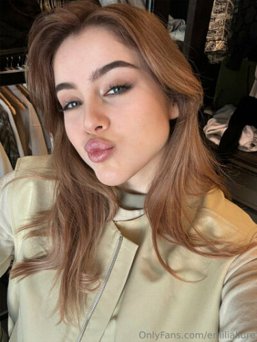 Emiliallure on picsofsex.com