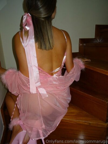 Laurasommaruga on picsofsex.com
