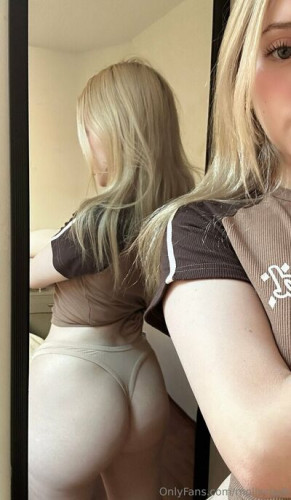 Mollyclark__ on picsofsex.com