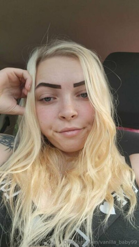 Vanilla_baddy99 on picsofsex.com