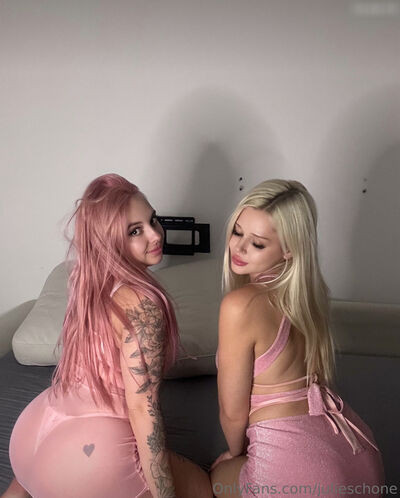 Julie Schöne on picsofsex.com