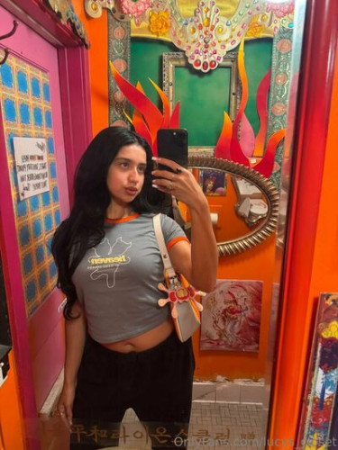 Lucyscloset.uy on picsofsex.com