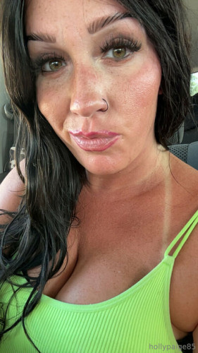 Hollypaige85 on picsofsex.com