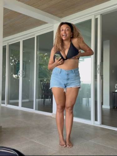 Lowkeymahalia on picsofsex.com