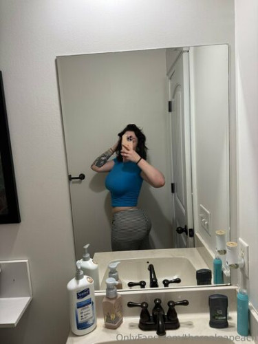 Therealgapeach on picsofsex.com