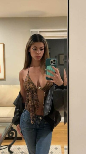 Julia.carrano on picsofsex.com