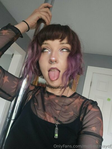 Molliestmayof on picsofsex.com