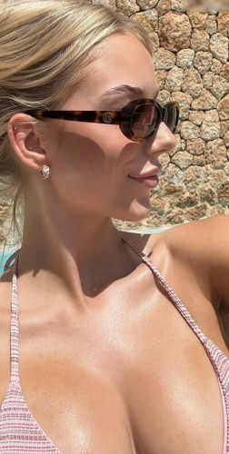 Laraa.gro on picsofsex.com