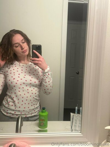Bloomingblake on picsofsex.com