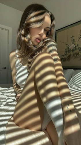 Petitemia on picsofsex.com